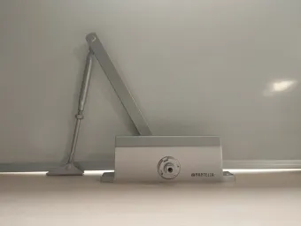 Дверной доводчик для двери морозостойкий mantella Серебро до 95 кг